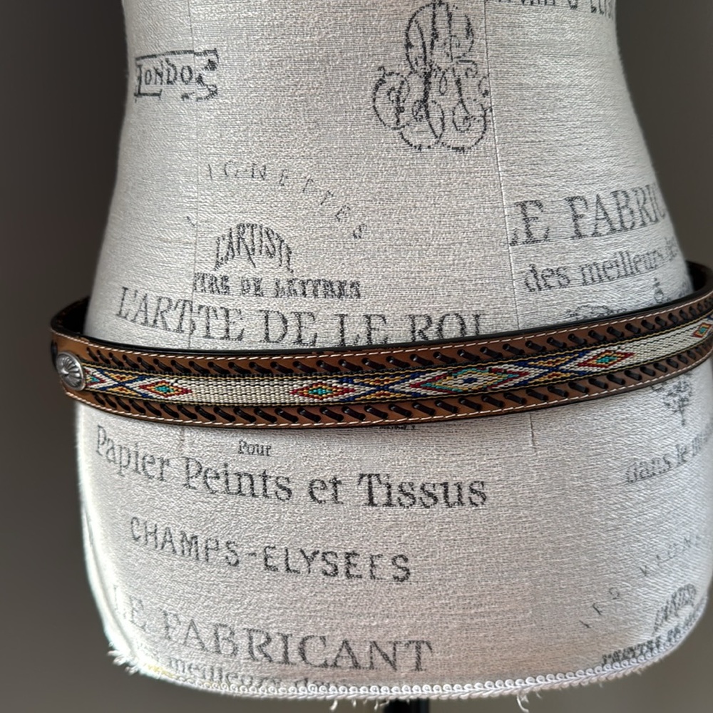 Western leather belt‎ with silver conch & Native ribbon ribbon trim 34-38” - Picture 4 of 7